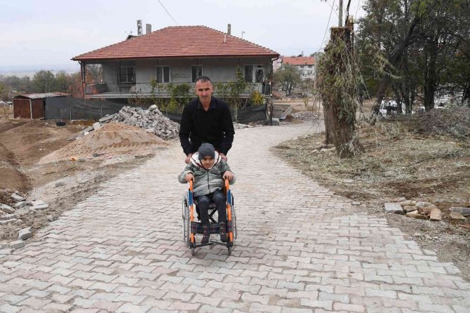 Yüzde 94 Bedensel Engelli Yusuf İçin Yola Kilit Parke Taşı Döşendi