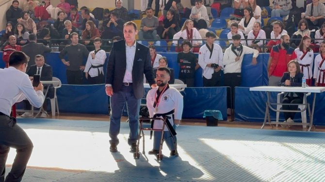 Küçük Adam, Büyük Başarı