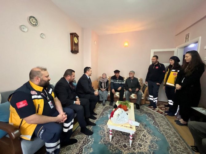 Duran Kalbini Tekrar Çalıştıran 112 Acil Servis Ekibini Evinde Ağırladı