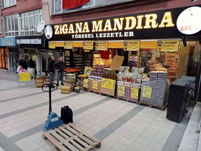 Gözüne Kestirdiği Zeytinyağlarını Çalan Hırsız Kamerada