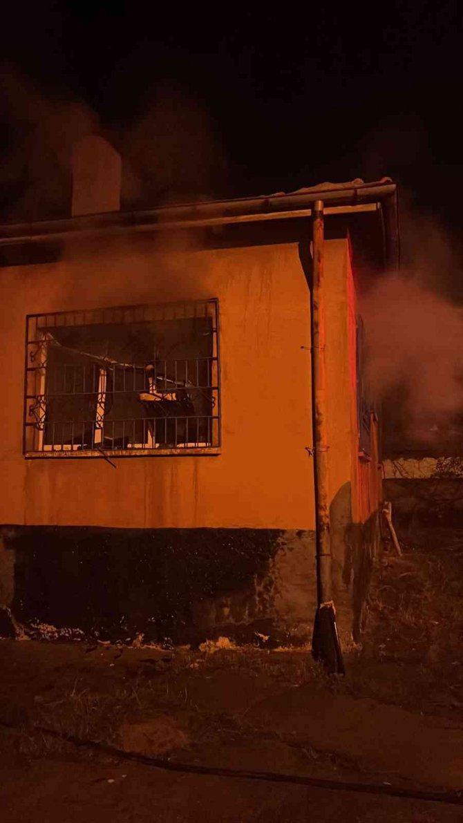 Evde Çıkan Yangında 101 Yaşındaki Kadın Hayatını Kaybetti