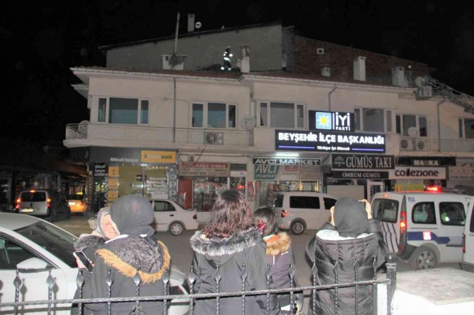 Konya’da İtfaiye Ekiplerinin Çatıda Mahsur Kalan Kediyle İmtihanı