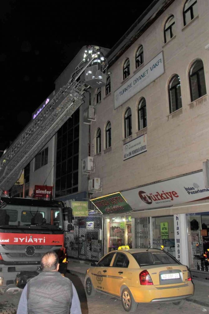 Konya’da İtfaiye Ekiplerinin Çatıda Mahsur Kalan Kediyle İmtihanı