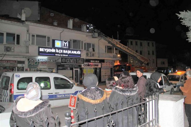 Konya’da İtfaiye Ekiplerinin Çatıda Mahsur Kalan Kediyle İmtihanı
