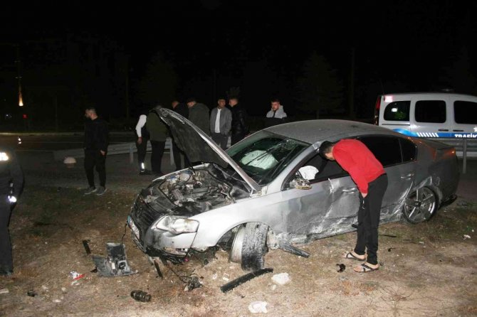 Kontrolden Çıkan Otomobil Bariyerlere Çarptı: 1 Yaralı