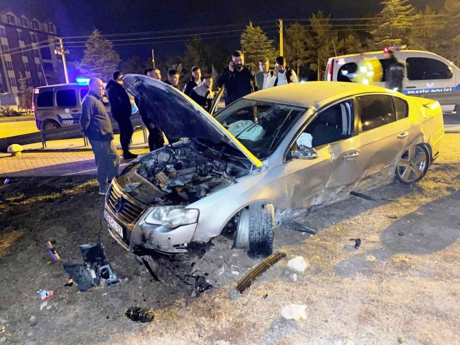 Kontrolden Çıkan Otomobil Bariyerlere Çarptı: 1 Yaralı