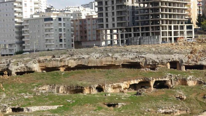 Mardin’de Şehrin Merkezindeki Mağaralar Dikkat Çekiyor