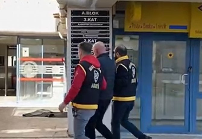 Kapalı Otelin Güvenlik Görevlisi Göçmenleri Arka Kapıdan Alıp Konaklatmış