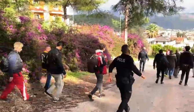 Kapalı Otelin Güvenlik Görevlisi Göçmenleri Arka Kapıdan Alıp Konaklatmış