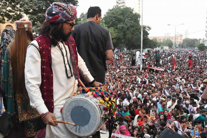 Pakistan’da Coşkulu Kalabalık Sindh Kültür Günü Kutlamalarında Bir Araya Geldi