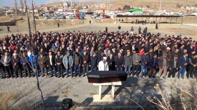 Öldürülen 15 Yaşındaki Kız Gözyaşlarıyla Toprağa Verildi