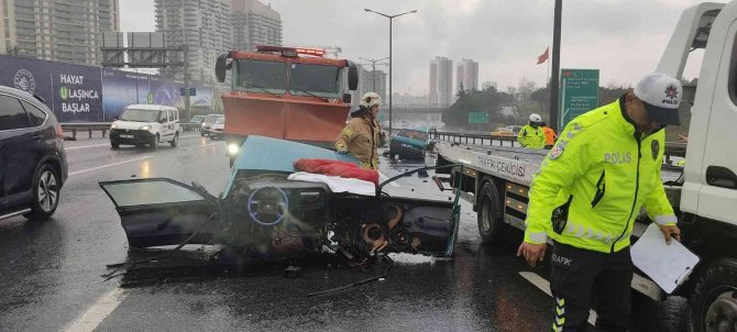 Tem Otoyolu’nda Kaza Yapan Otomobil İkiye Bölündü: 2 Yaralı