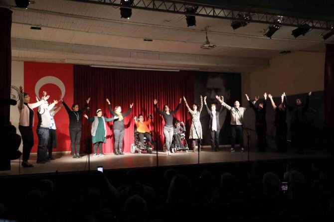Burhaniye’de Engellilerden Tiyatro