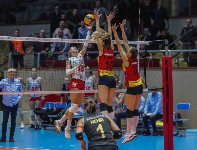 Göztepe Voleybol, Deplasmanda Lideri Devirdi