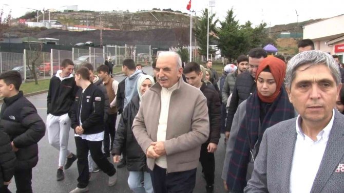 Ümraniyeli Gençlerden Hayvan Bakımevine Ziyaret