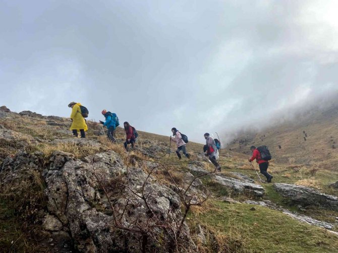 Dağcılar Van Gölü’nün Güneyindeki Beleko Dağı’na Tırmandı