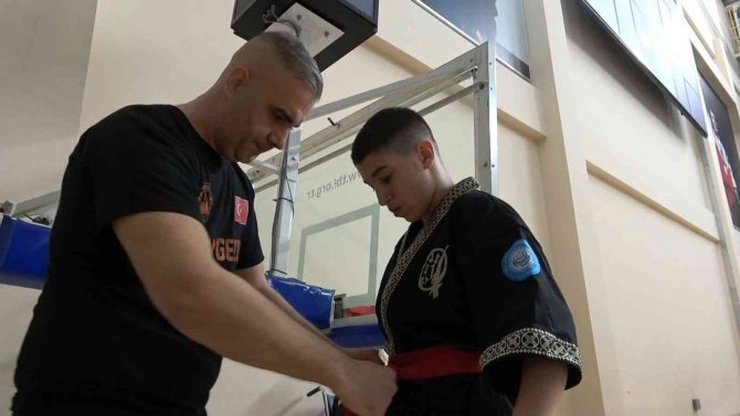 İ̇kiz Kardeşler Ailelerinin Vasıtasıyla Tanıştıkları Wushu’da Dünya Birincisi Oldu