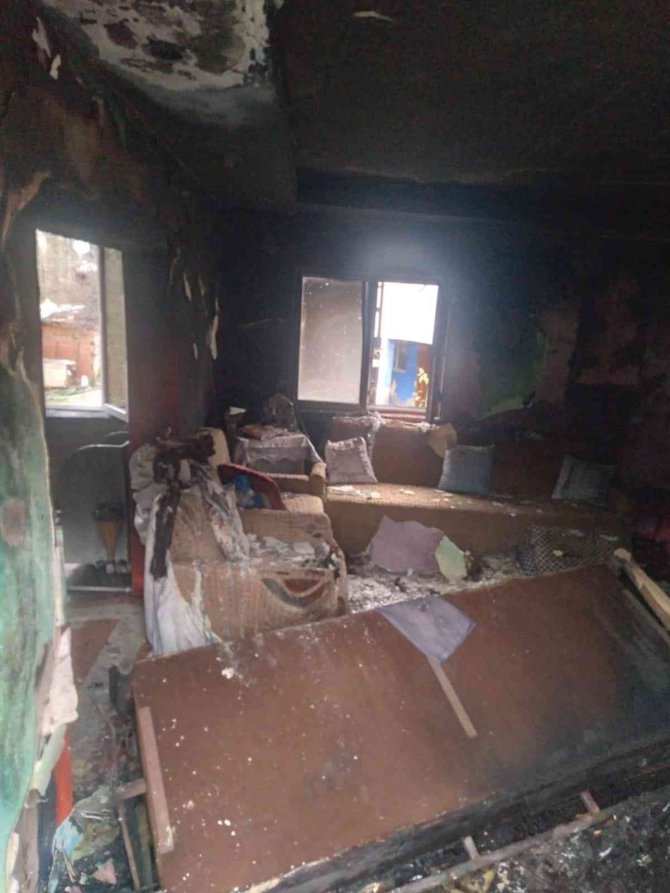 Ev Kullanılamaz Hale Geldi, 3’ü Çocuk 4 Kişi Ölümden Döndü
