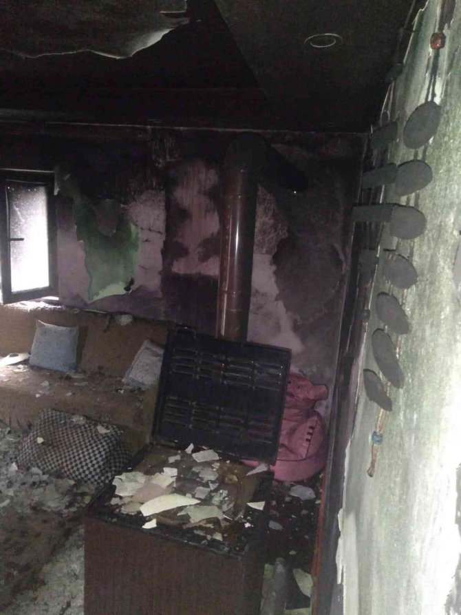 Ev Kullanılamaz Hale Geldi, 3’ü Çocuk 4 Kişi Ölümden Döndü
