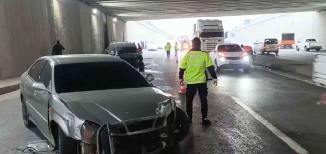 5 Araçlı Trafik Kazasında Tünelin Beton Blokları Devrildi