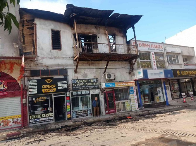 Ahşap Bina Yandı, Bazı İş Yerleri De Hasar Gördü