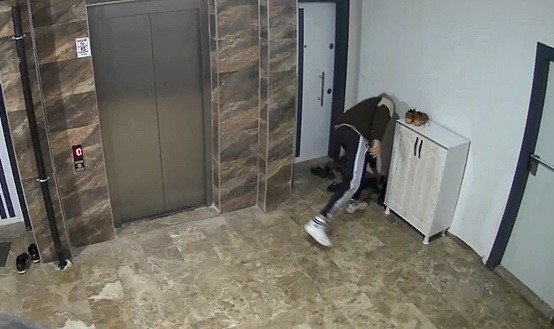 Ayakkabı Hırsızı Kameralara Yakalandı