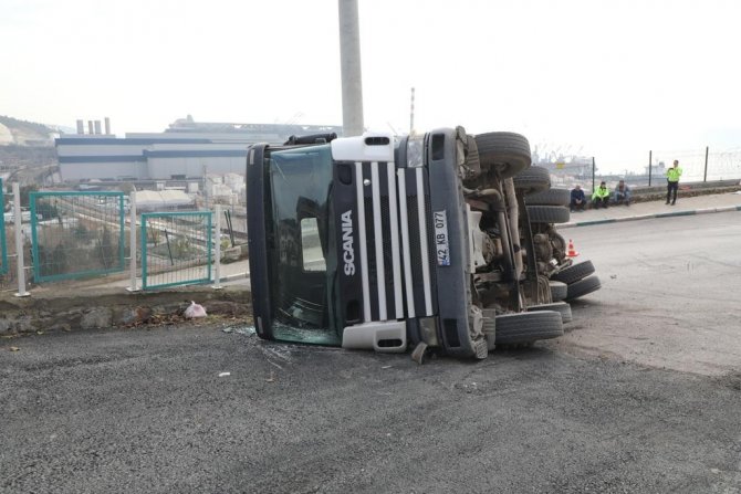 Dönüş Yapan Beton Mikseri Devrildi, Sürücü Yara Almadan Kurtuldu