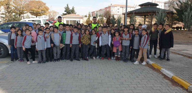Polisler Okul Okul Gezip Öğrencilere Eğitim Verdi