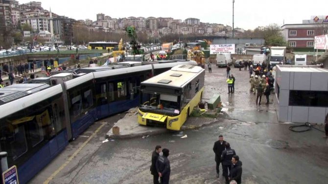 Alibeyköy’de 33 Kişinin Yaralandığı Kazanın Ardından Otobüsü Ve Tramvayı Kaldırma Çalışması Sürüyor