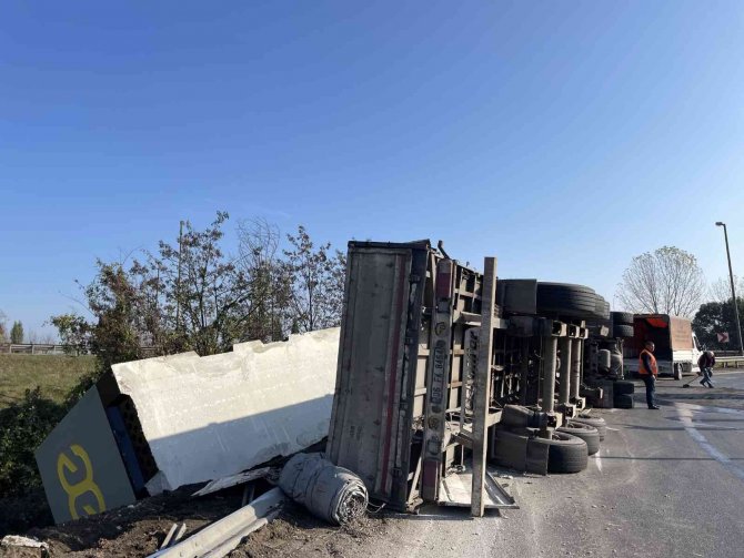 Anadolu Otoyolu Girişinde Tır Devrildi: 1 Yaralı