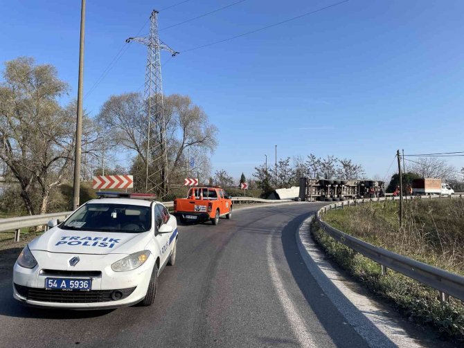 Anadolu Otoyolu Girişinde Tır Devrildi: 1 Yaralı