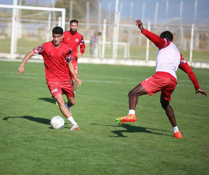 Sivasspor Dar Alanda Çift Kale Maç Yaptı