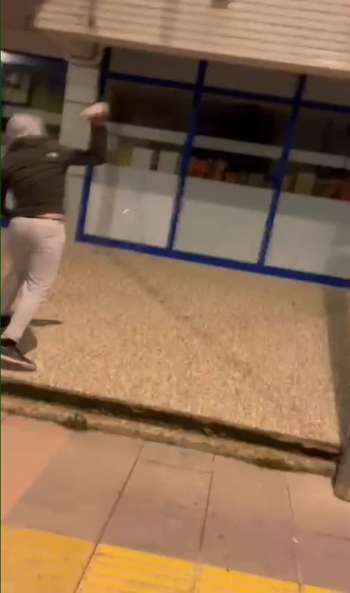 Zincir Marketin Camını Taşla Kırıp “Devlet Baba” Yazdılar
