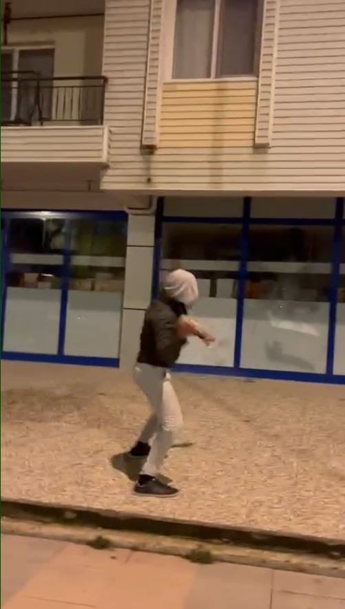 Zincir Marketin Camını Taşla Kırıp “Devlet Baba” Yazdılar