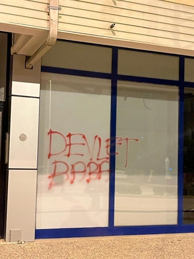 Zincir Marketin Camını Taşla Kırıp “Devlet Baba” Yazdılar