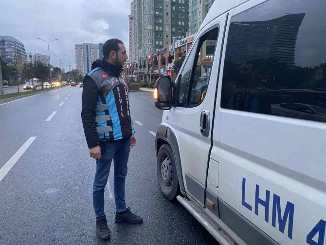 Ataşehir’de Ceza Yiyen Servis Şoföründen Gazetecilere Hakaret: "Soytarı Gibi Almışlar Ellerine Kamerayı"