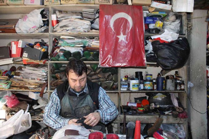 Aydınlı Esnafın Bayrak Hassasiyeti Takdir Topladı