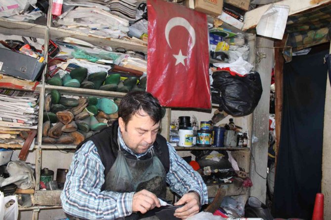 Aydınlı Esnafın Bayrak Hassasiyeti Takdir Topladı