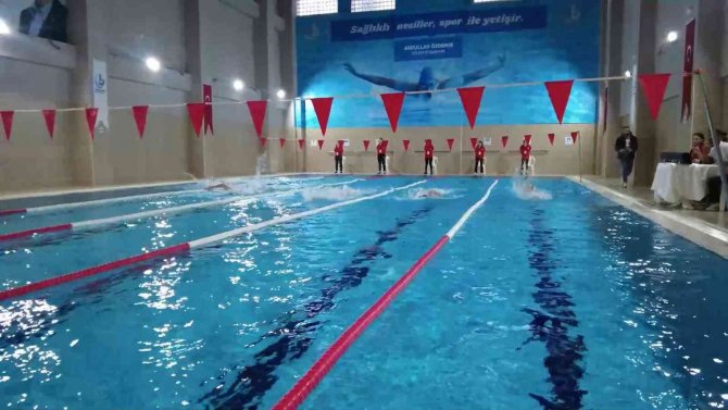 Bağcılar’da Şampiyon Yüzücüler Yetişiyor