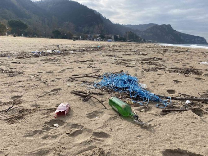 Mavi Bayraklı Sahil, Çöp Deryasına Döndü