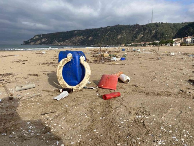 Mavi Bayraklı Sahil, Çöp Deryasına Döndü