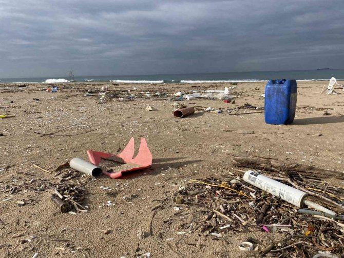 Mavi Bayraklı Sahil, Çöp Deryasına Döndü