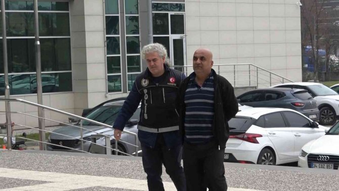 Kamyonetin Kasası Uyuşturucu Deposu Çıktı