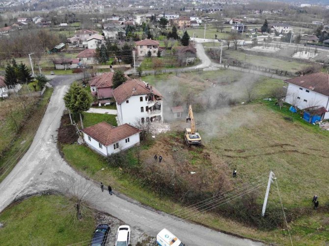 Düzce’de Ağır Hasar Alan 107 Bina Yıkıldı
