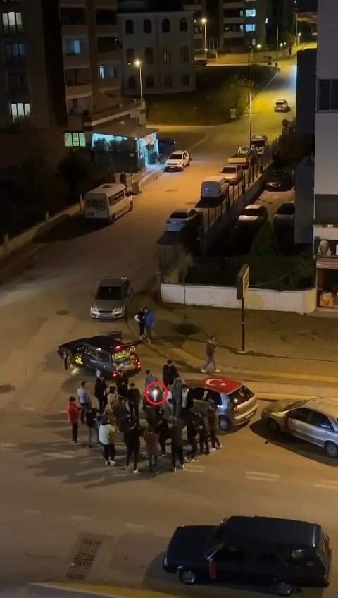 Böyle Eğlence Olmaz..yarı Otomatik Tüfekle Havaya Defalarca Ateş Açtı