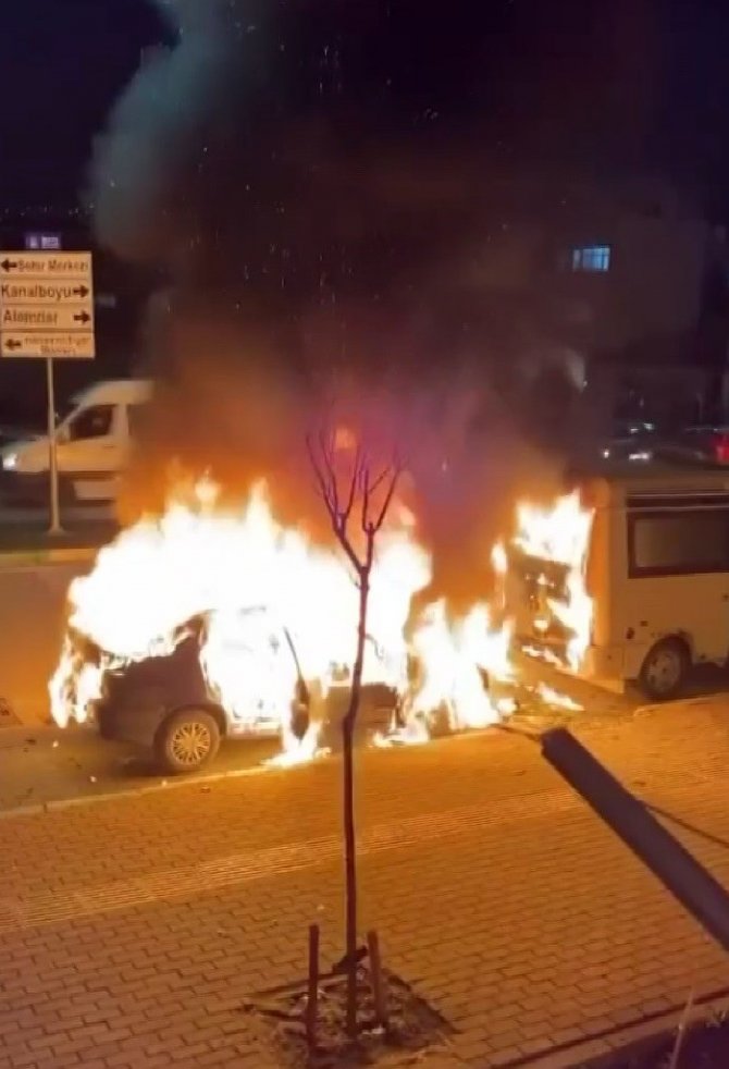 Yanan Otomobilden Sıçrayan Alevler Minibüsü Kullanılamaz Hale Getirdi