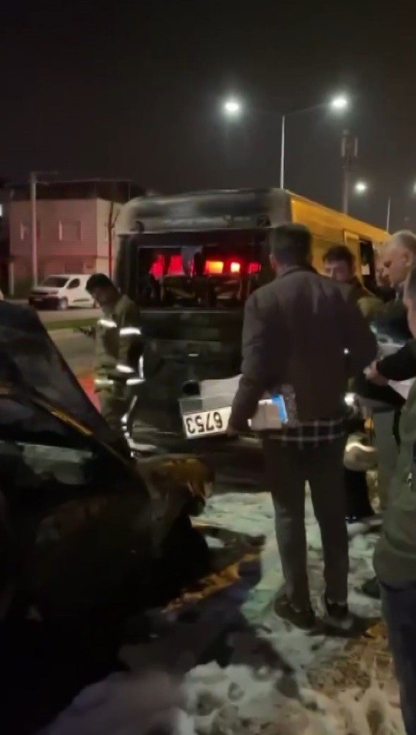 Yanan Otomobilden Sıçrayan Alevler Minibüsü Kullanılamaz Hale Getirdi