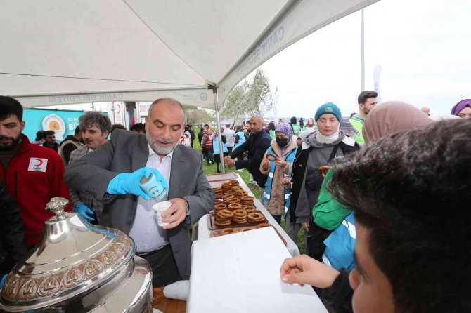 Başkan Sandıkçı’dan Gençlere Salep Ve Simit İkramı