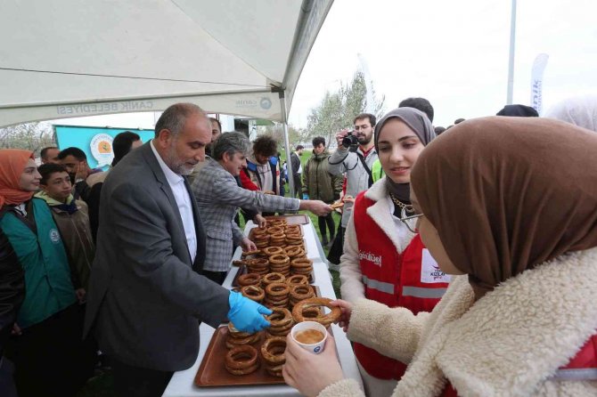 Başkan Sandıkçı’dan Gençlere Salep Ve Simit İkramı