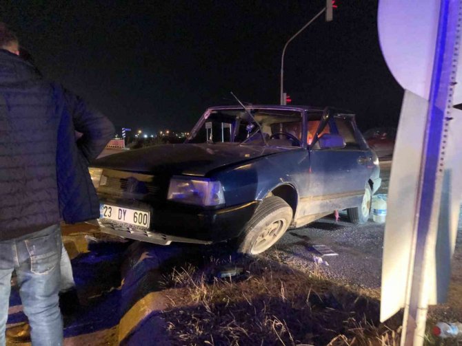 Suv Model Araç İle Otomobil Çarpıştı: 3 Yaralı